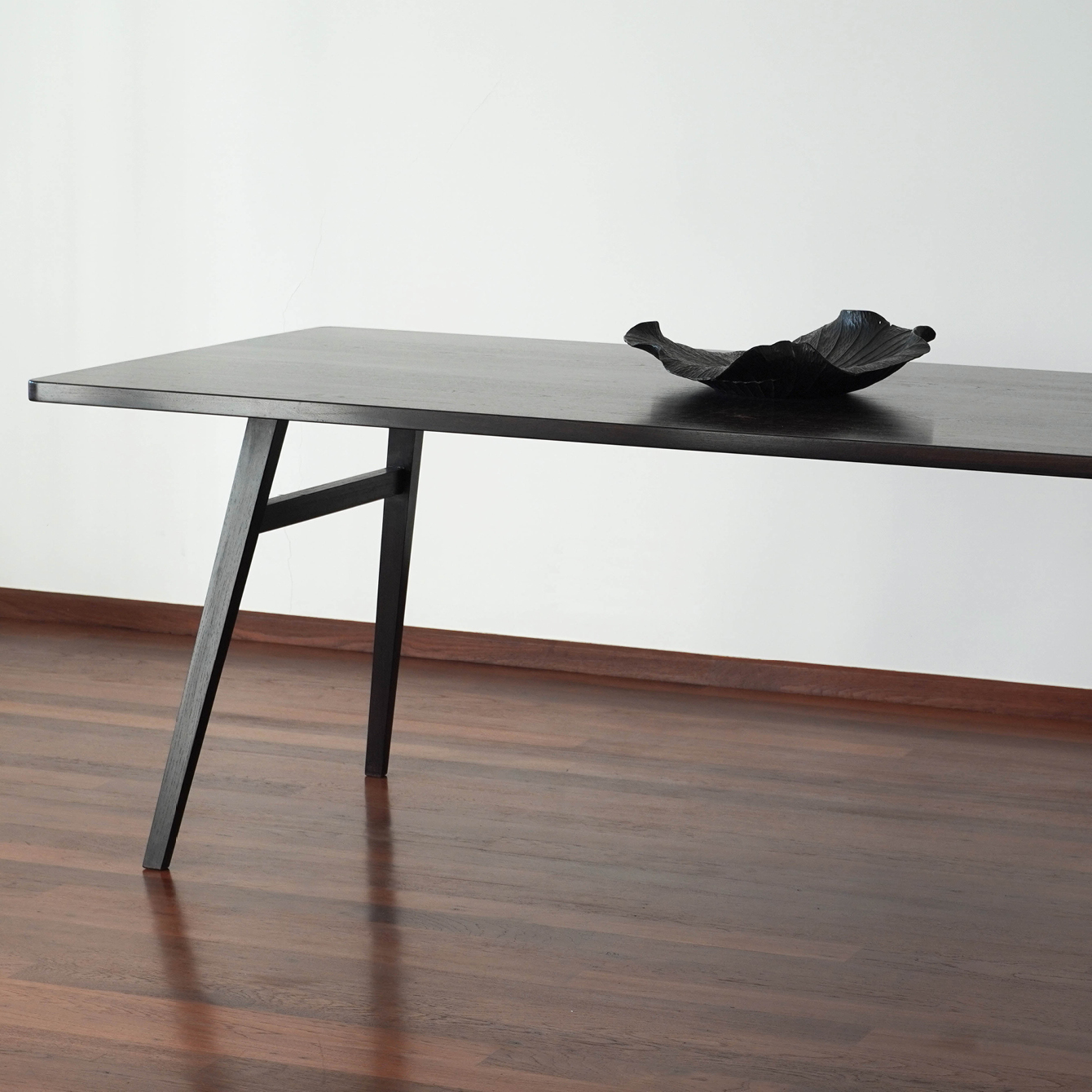 Noir Table